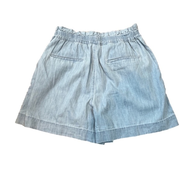 Elizabeth and James pull on jean shorts - Picture 4 of 6
